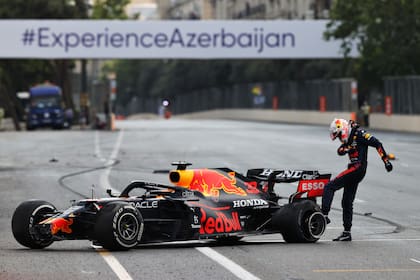 Max Verstappen patea su neumático trasero izquierdo que se pinchó lo hizo chocar contra la pared