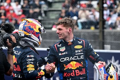 Max Verstappen recibe el saludo de su compañero de Red Bull, Sergio Pérez, luego de hacer la pole; ambos saldrán desde la primera línea de largada