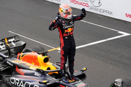 Max Verstappen (Red Bull) celebra tras ganar el Gran Premio de Mónaco, el domingo 28 de mayo de 2023. (AP Foto/Luca Bruno)