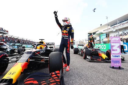 Max Verstappen relegó en el final a Lewis Hamilton y largará adelante en el Gran Premio de Estados Unidos de Fórmula 1, con el inglés de Mercedes "encerrado" entre él y Sergio Pérez, el otro piloto de Red Bull.