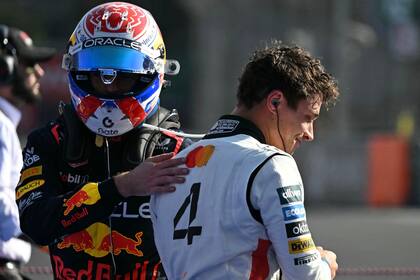 Max Verstappen saluda a Lando Norris, inobjetable ganador en el Gran Premio de Ciudad de México; el campeonato suma emoción en la pulseada por la corona