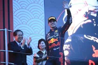 Max Verstappen saluda a sus seguidores desde el podio tras la victoria en el circuito japonés