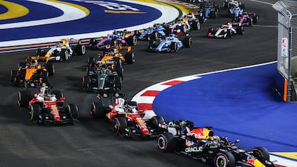 Max Verstappen se defiende de los ataques de los Ferrari en el Gran Premio de Singapur. (Photo by Mark Thompson/Getty Images)