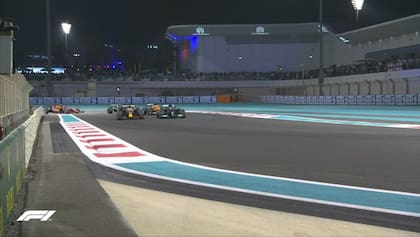 Max Verstappen se le adelanta a Lewis Hamilton en la última vuelta de la última carrera de la temporada, en Abu Dhabi