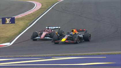 Max Verstappen supera a Charles Leclerc en la vuelta 53 de las 56; el piloto de Red Bull fue superado por ambos Ferrari al principio de la carrera pero logró recobrar los dos lugares.