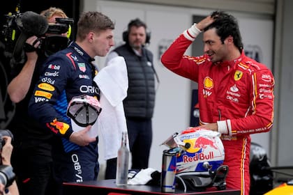 Max Verstappen y Carlos Sainz conversan en Suzuka, en el último Gran Premio de Japón