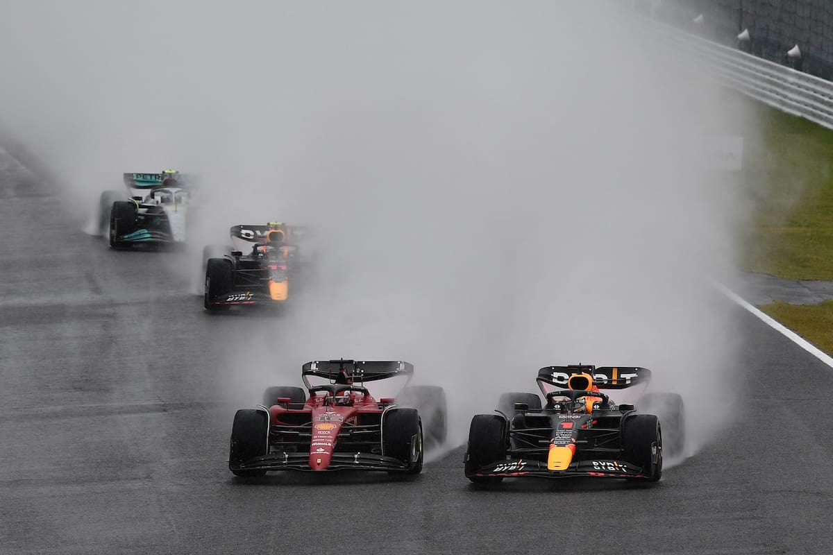 Max Verstappen y Charles Leclerc toman una curva en el Gran Premio de Japón, en Suzuka; el spray que levantan los neumáticos para humedad extrema de Pirelli fueron puestos bajo tela de juicio por cómo dificultan la visibilidad en la pista