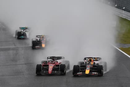 Max Verstappen y Charles Leclerc toman una curva en el Gran Premio de Japón, en Suzuka; el spray que levantan los neumáticos para humedad extrema de Pirelli fueron puestos bajo tela de juicio por cómo dificultan la visibilidad en la pista