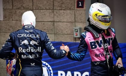 Max Verstappen y Franco Colapinto se saludan tras el Gran Premio de Las Vegas de Fórmula 1; uno brilló, el otro sufrió.