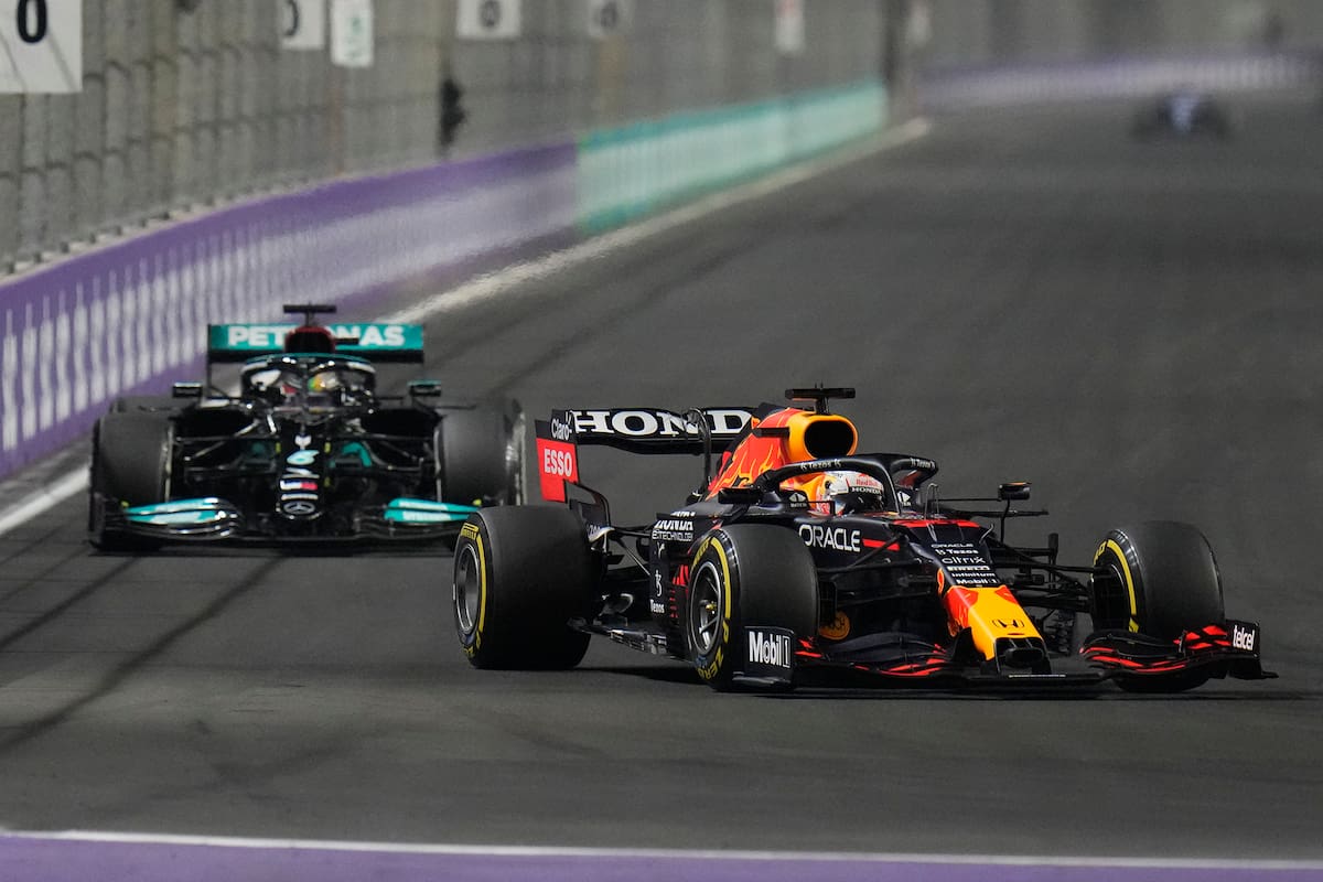 Max Verstappen y Lewis Hamilton, los únicos contendientes por el título de campeón de la Fórmula 1; el que consiga la mejor ubicación en el Gran Premio de Abu Dhabi se coronará.