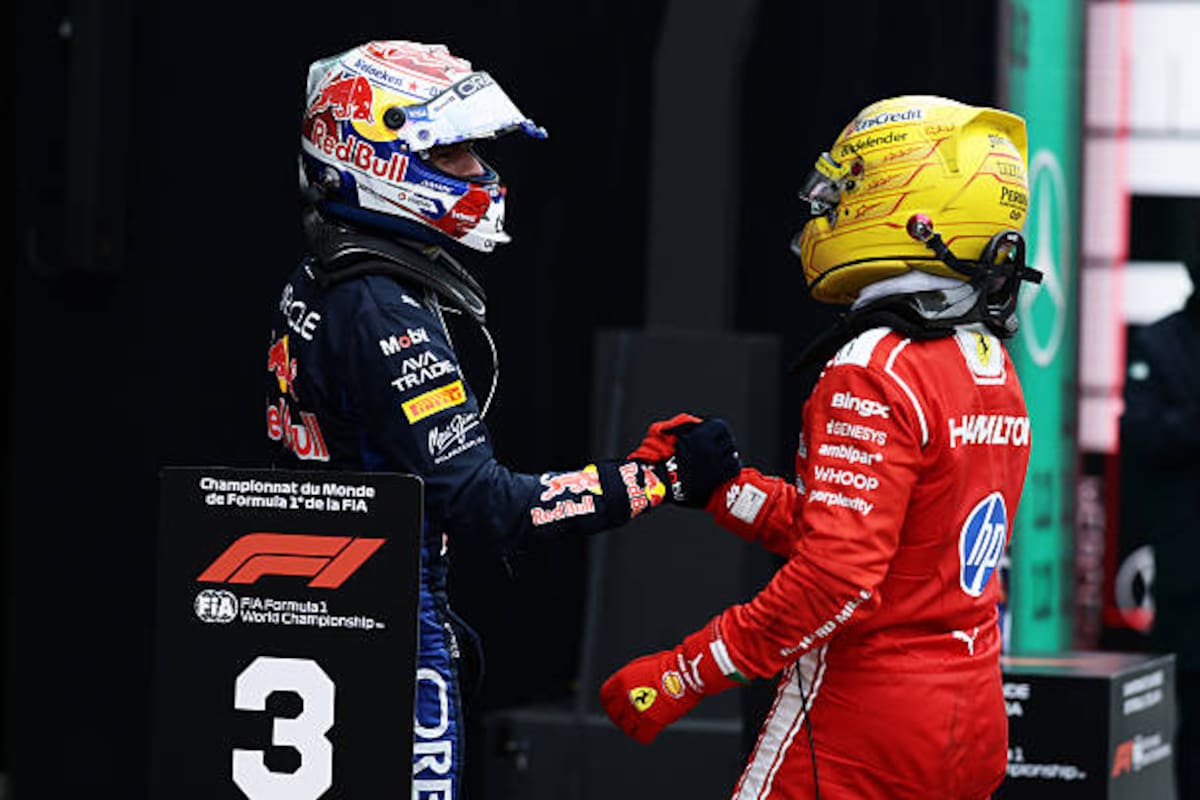 Max Verstappen y Lewis Hamilton se saludan tras batallar por el segundo puesto en el Gran Premio de Canadá; los dos campeones del mundo cargaron sobre la Fórmula 1 a pesar del espectáculo