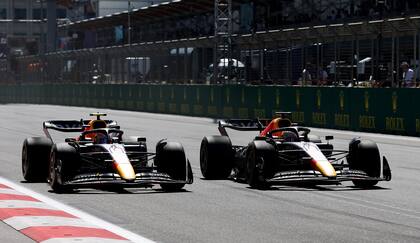 Max Verstappen y Sergio Checo Pérez en las calles de Bakú; desde el pitwall, el jefe Christian Horner sugirió al mexicano que no batalle con el neerlandés por la victoria