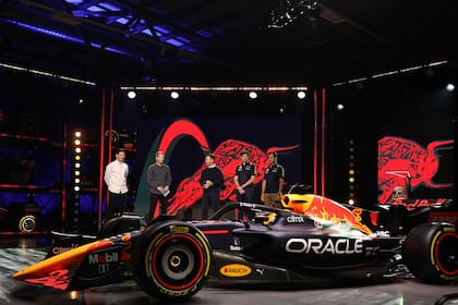 Max Verstappen y Sergio Perez durante la presentación del nuevo Red Bull Racing RB18