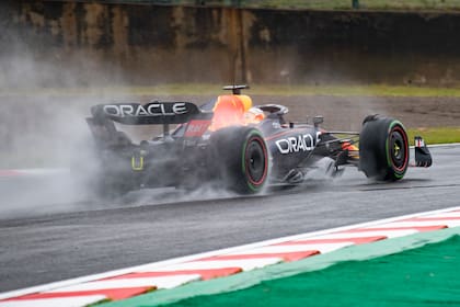 Max Verstappen y su Red Bull circulan por Suzuka; el neerlandés tiene altas de chances de consagrarse bicampeón de Fórmula 1, en el Gran Premio de Japón.