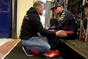 Max Verstappen y una celebración íntima con su padre Jos en el circuito de Yas Marina en Abu Dhabi.