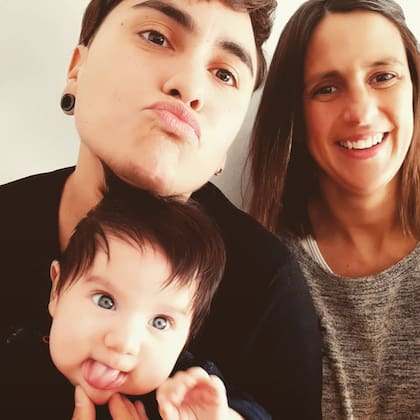 Max y Nadia eligen criar a Kai como una persona sin género