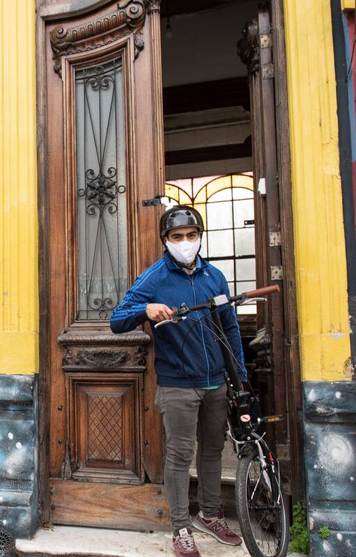 Maxi Bernardi, en camino a su trabajo en la empresa de marketing digital Adbot; no va todos los días, pero cuando va recurre al monopatín eléctrico