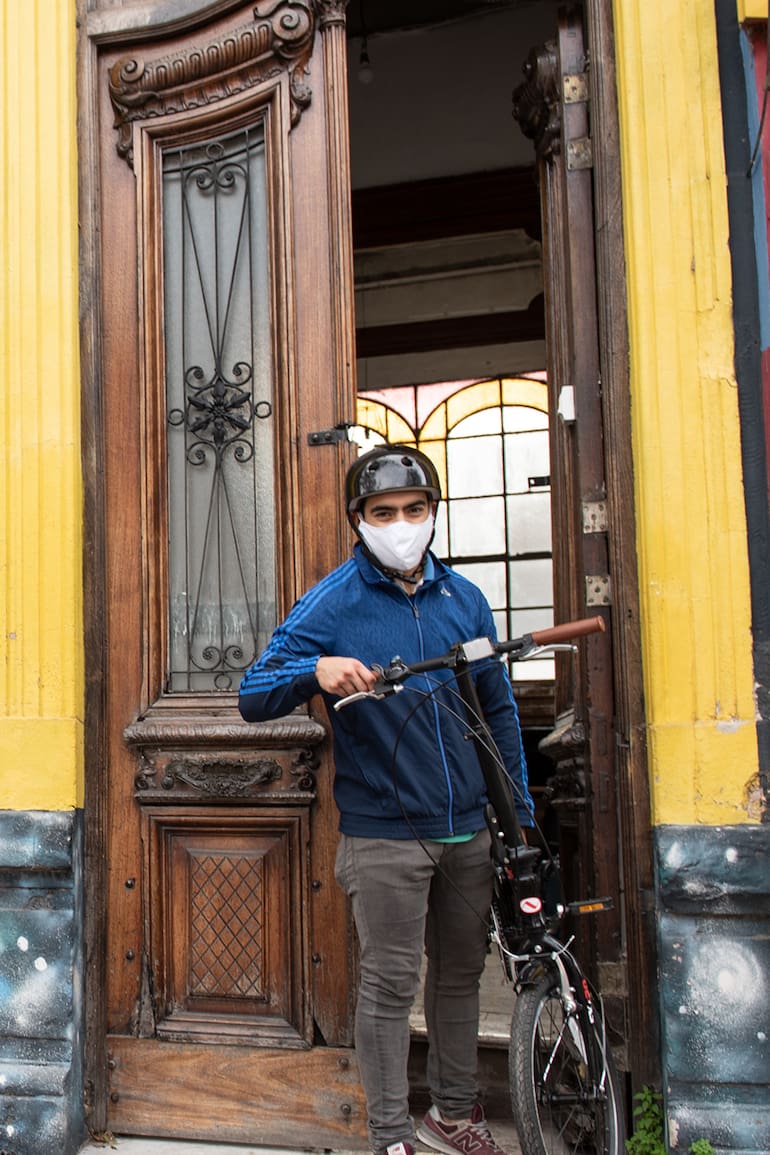 Maxi Bernardi, en camino a su trabajo en la empresa de marketing digital Adbot; no va todos los días, pero cuando va recurre al monopatín eléctrico
