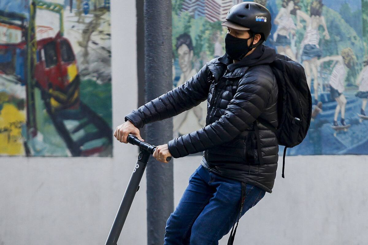 Maxi Bernardi, en camino a su trabajo en la empresa de marketing digital Adbot; no va todos los días, pero cuando va recurre al monopatín eléctrico
