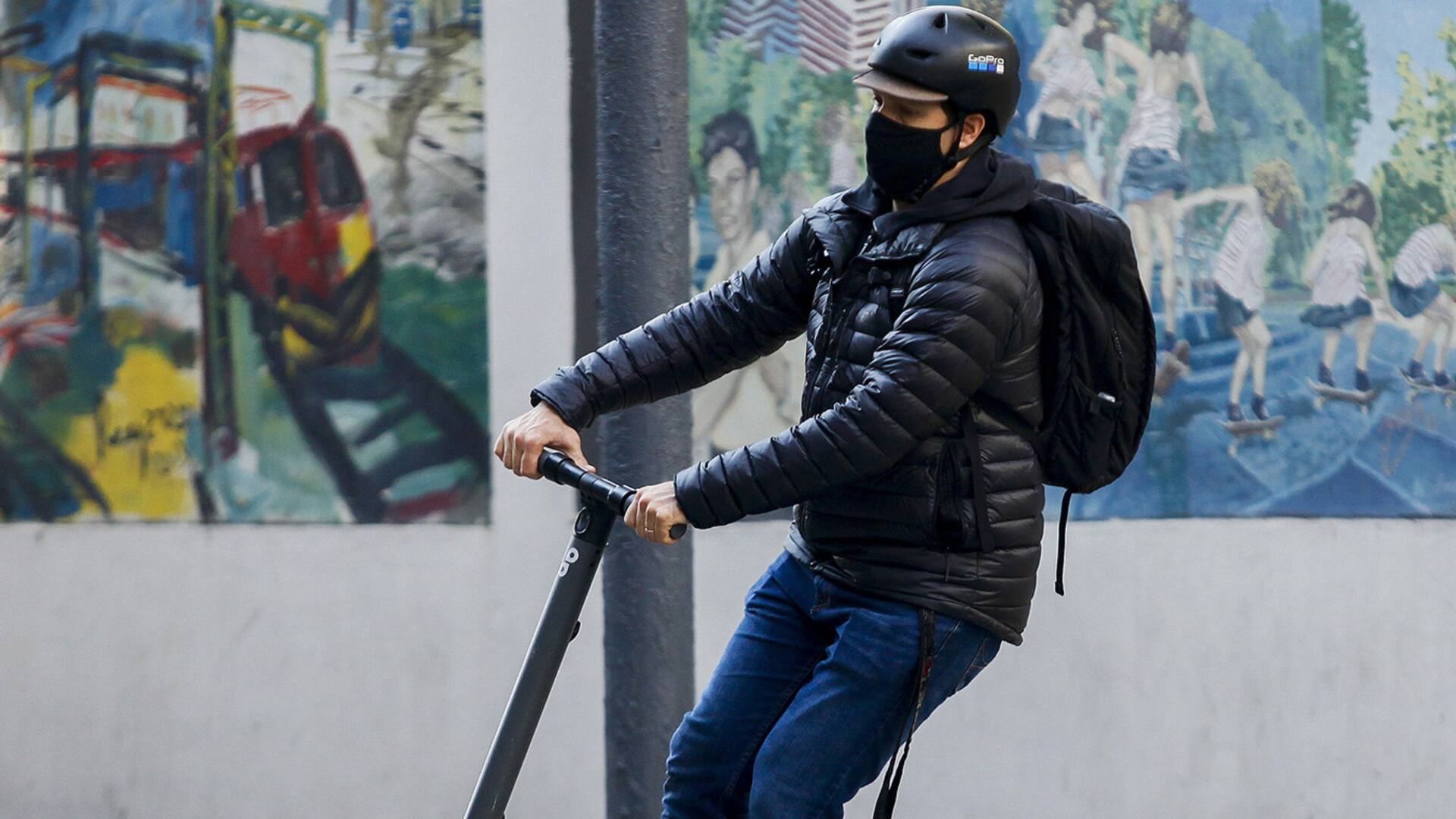Maxi Bernardi, en camino a su trabajo en la empresa de marketing digital Adbot; no va todos los días, pero cuando va recurre al monopatín eléctrico