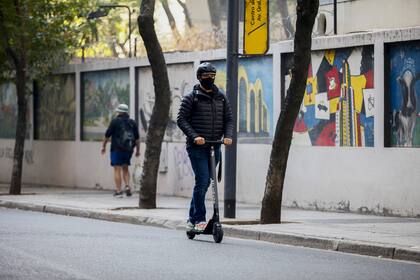 Maxi Bernardi, en camino a su trabajo en la empresa de marketing digital Adbot; no va todos los días, pero cuando va recurre al monopatín eléctrico