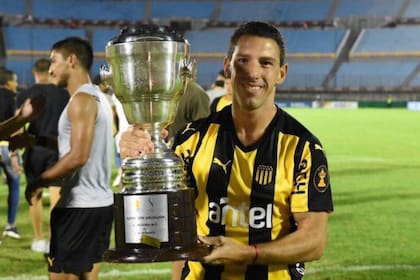 Maxi con la Supercopa uruguaya