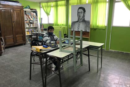 Maxi es el único que fue al colegio ese día; es abanderado y su sueño es convertirse en abogado o camionero