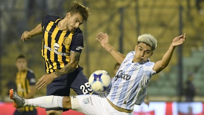Maxi González y Favio Álvarez luchan por la pelota