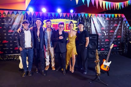 Maxi Gutiérrez, Julián Cerati, Guido Penelli, Pipo Cipolatti, Ornella D'Elía y Kevsho en el estreno de La dicha en movimiento