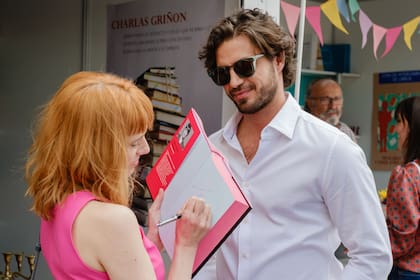 Maxi Iglesias junto a Diana Gómez, en una escena de la serie Valeria