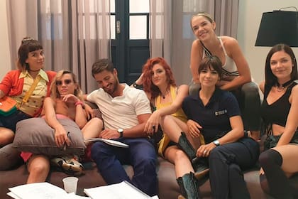 Maxi Iglesias junto al elenco femenino de Separadas