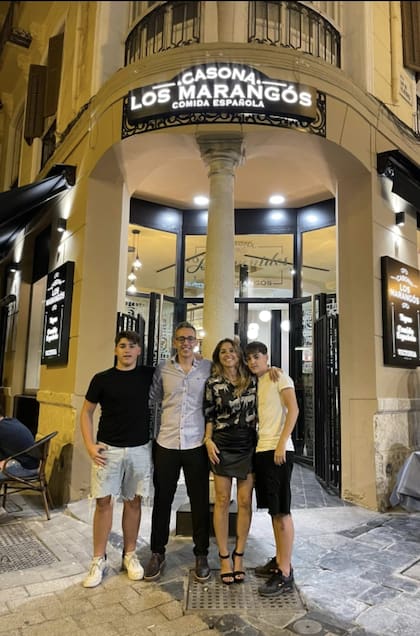 Maxi junto a su mujer, Carolina, y a sus mellizos, en el frente de un local de Marangós