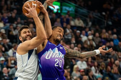 Maxi Kleber, de los Mavericks de Dallas, disputa un balón con John Collins, del Jazz de Utah, en el encuentro del jueves 14 de noviembre de 2024 (AP Foto/Rick Egan)