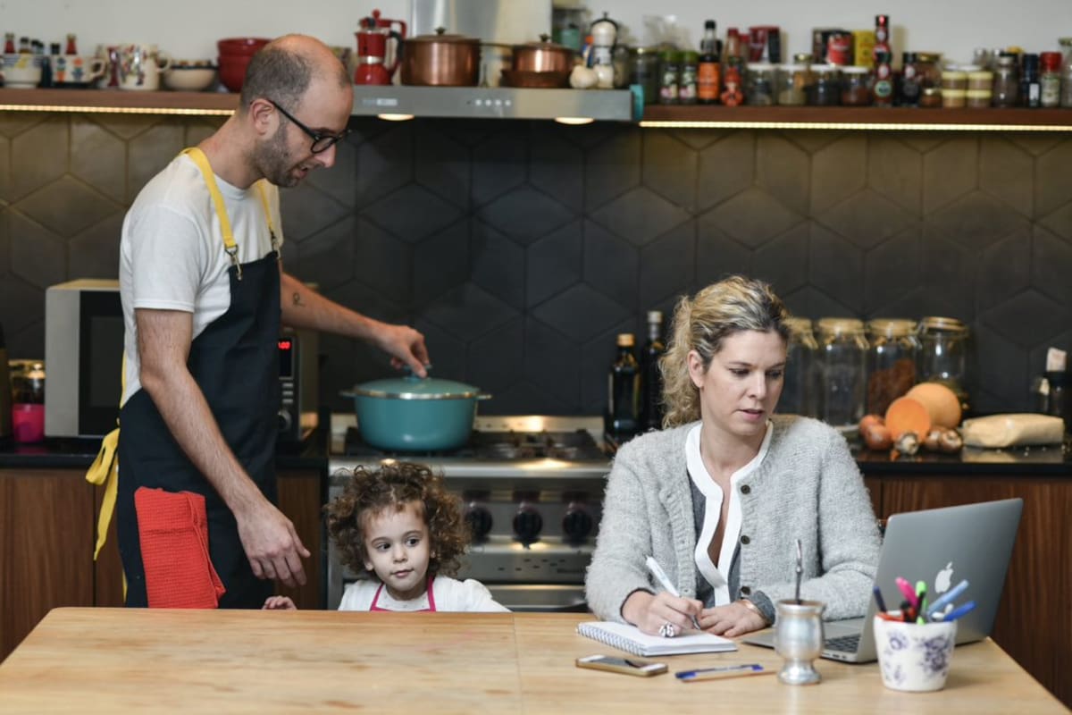 Maxi Kupferman y su mujer, Pilar, se reparten las tareas de la casa; la cocina es responsabilidad de él