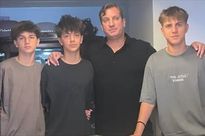 Maxi López con Valentino, Benedicto y Constantino, sus hijos