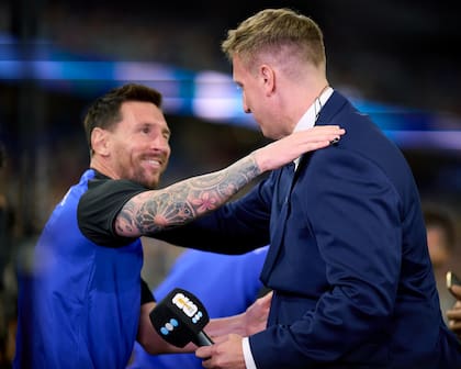 Maxi López junto a Lionel Messi en su cobertura para Telefe en el Mundial