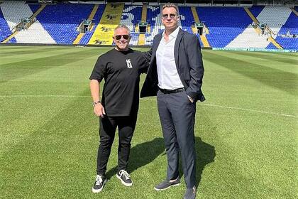 Maxi López junto a su socio Paul Richardson, nuevos propietarios del Birmingham City, de la segunda división de Inglaterra