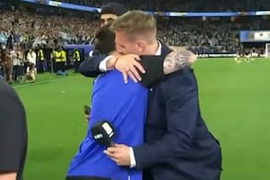 Messi abrazó a Maxi López en la previa del partido y el exfutbolista se quebró al aire