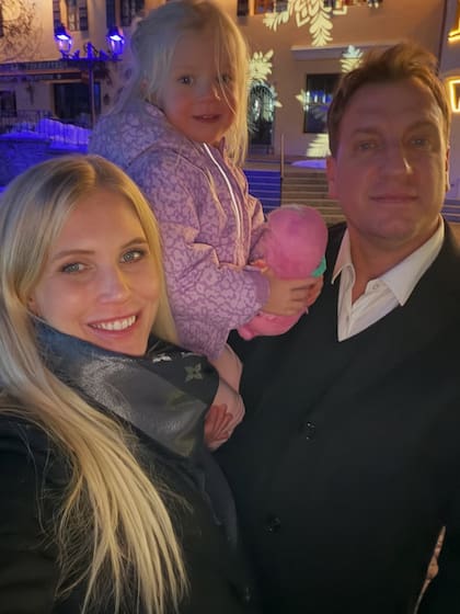 Maxi López se encuentra en Europa con su mujer Daniela Christiansson y su hija Elle mientras se preparan para la llegada de Lando (Foto: Instagram @