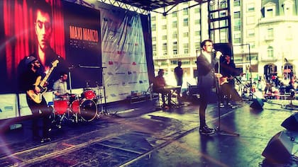 Maxi Manzo, cantante de pop rock en italiano