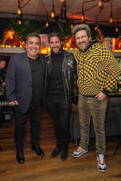 Maxi Pardo entre Diego Pérez y Cucho, de Los Auténticos Decadentes, posando para los fotógrafos