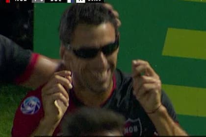Maxi Rodríguez celebró su gol con lentes de sol y fue amonestado
