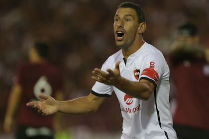 Maxi Rodríguez, de 39 años, renovó el vínculo con Newells por una nueva temporada; capitán y referente, un símbolo rojinegro dentro y fuera de la cancha