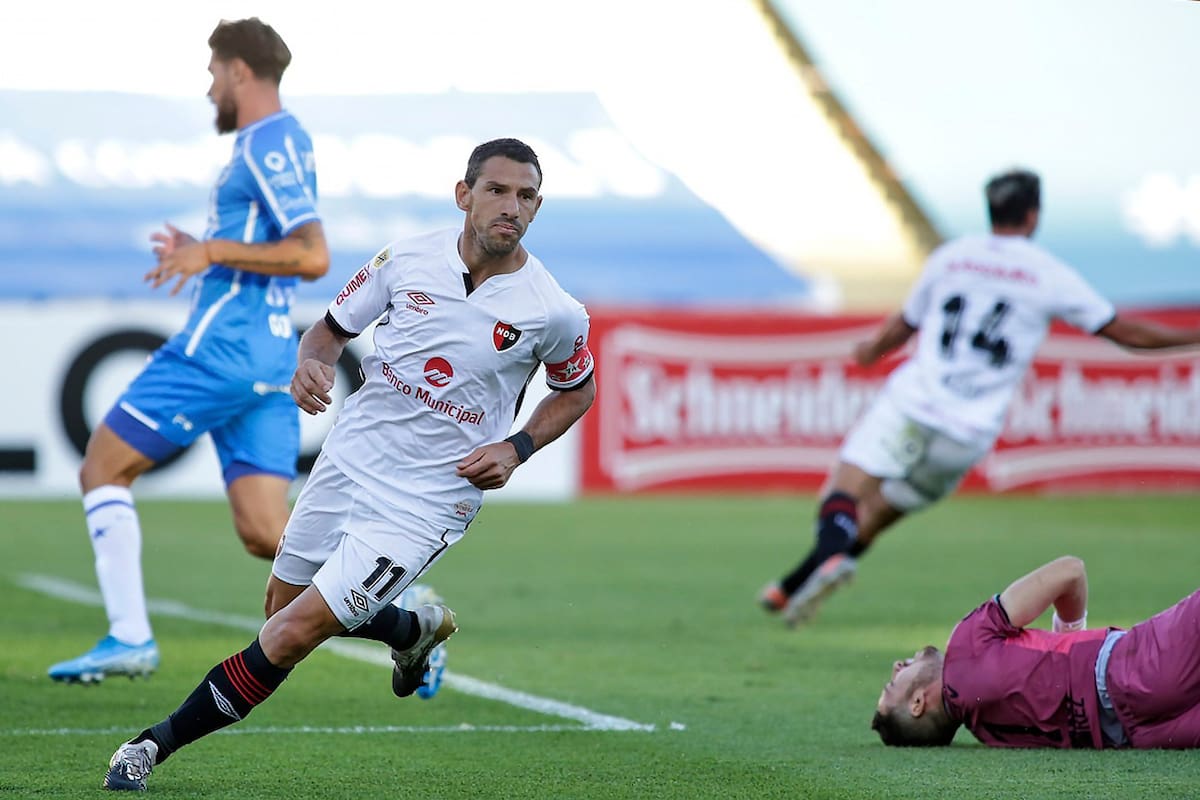 Maxi Rodríguez festeja uno de sus goles frente a Godoy Cruz.