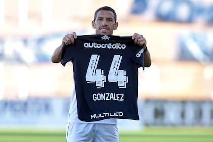 Maxi Rodríguez festeja su gol frente a Godoy Cruz homenajeando a "Panchto" González, juvenil que sufrió una grave lesión.