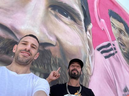 Maxi Rodríguez junto al mural de Messi en Miami