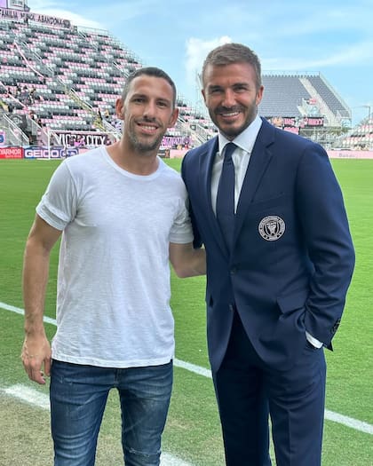 Maxi Rodríguez posó junto a David Beckham en la previa del debut de Messi