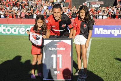 La Fiera volvió a jugar en su casa, ante el Vélez de Heinze, otro emblema del club rosarino; sus hijas lo acompañaron