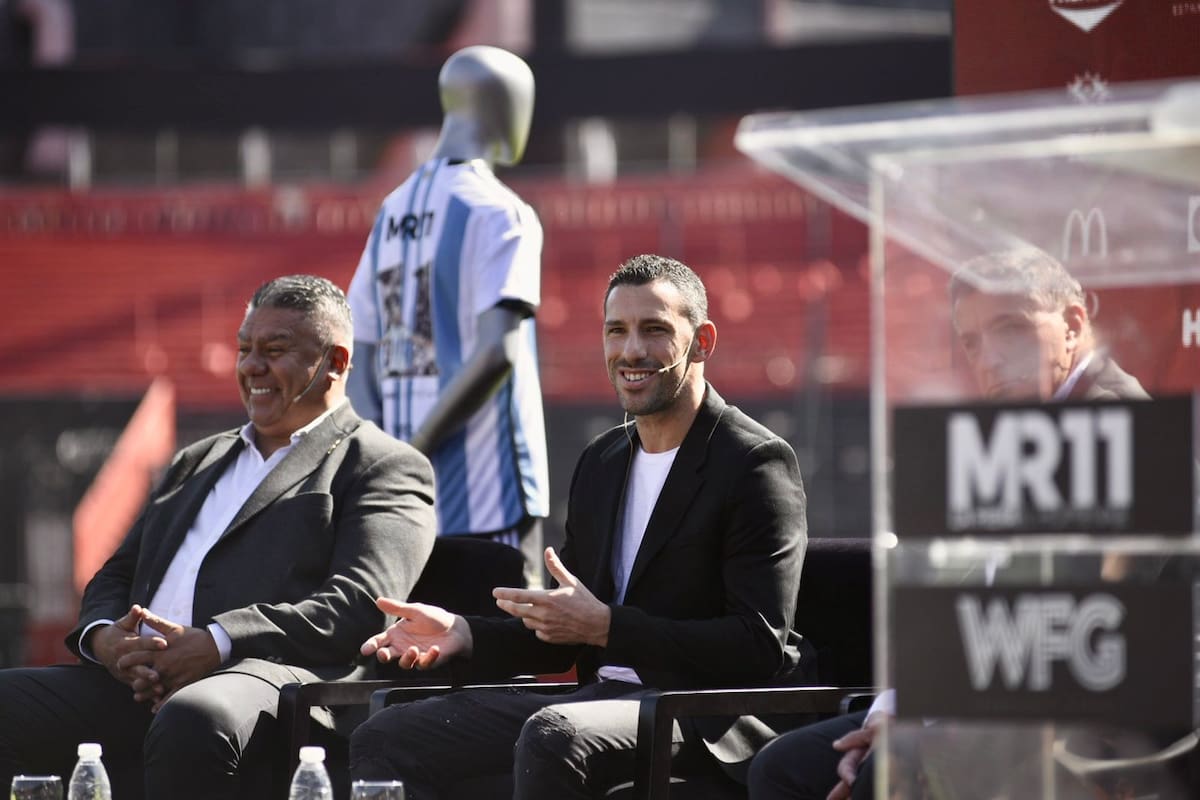 Maxi Rodríguez y Chiqui Tapia el día del anuncio del partido homenaje, en la cancha de Newell's