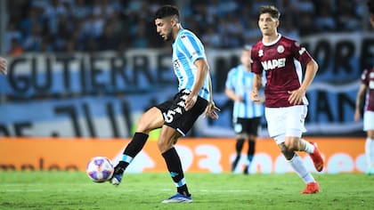 Maxi Romero, N° 9 titular de Racing, domina la pelota ante la mirada de Toto Belmonte, de Lanús
